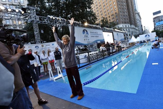 National Flag & Display produces custom banners for Diana Nyad swim marathon at Macy’s at Herald Square (NYC)